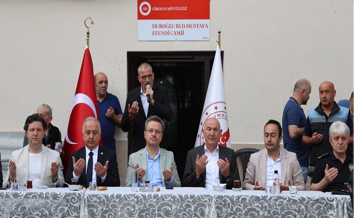 Bayram Namazını Afetzedelerle Eda Etti