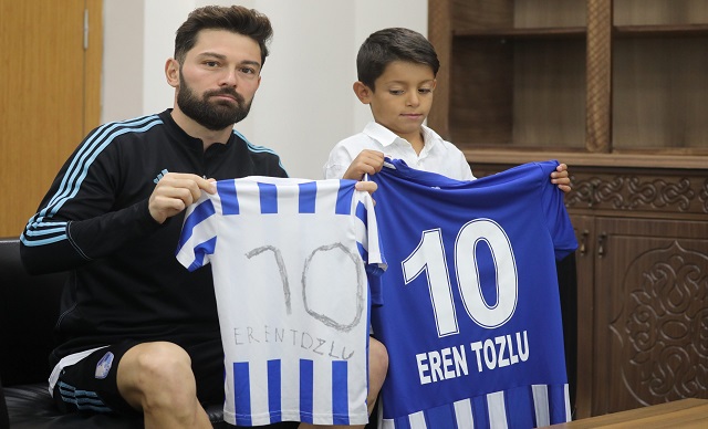 Eren Tozlu'dan Minik Dadaşa Forma Hediyesi